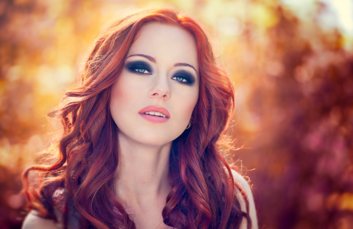 Il make-up giusto per chi ha i capelli rossi con i colori che valorizzano