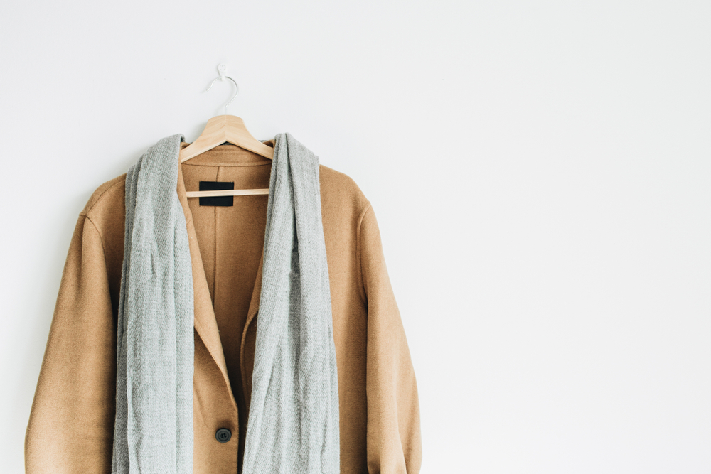 Come lavare un cappotto di lana: in lavatrice o a mano?