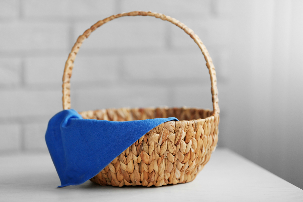 Come decorare un cestino di vimini con il decoupage per renderlo allegro