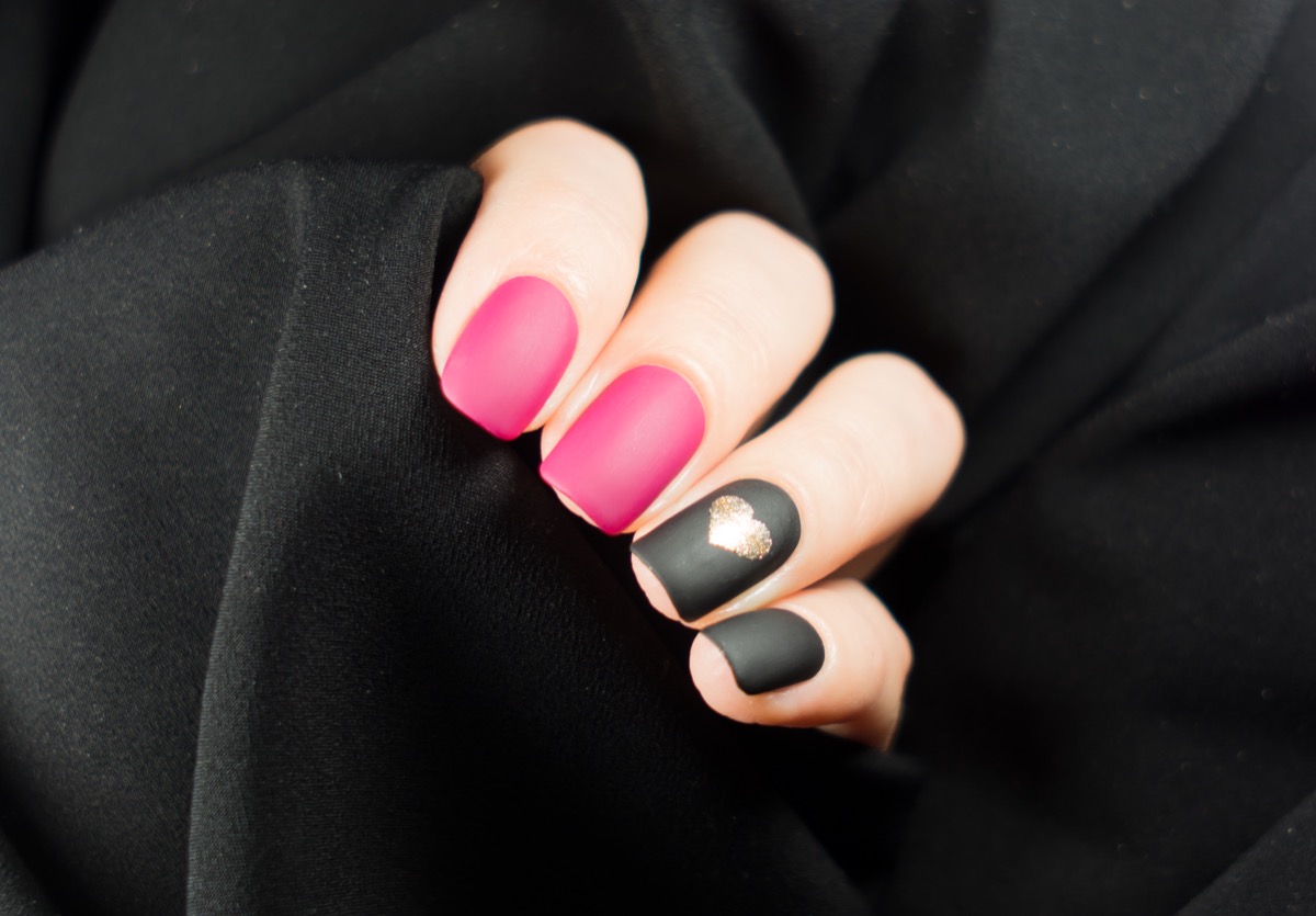 Nail-art-rosa-nero-oro-argento-1.jpg