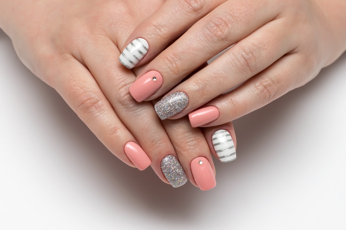 Nail-art-rosa-nero-oro-argento-3.jpg