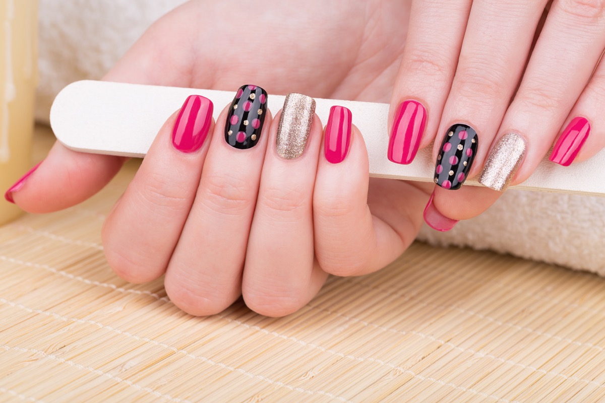 Nail-art-rosa-nero-oro-argento-7.jpg