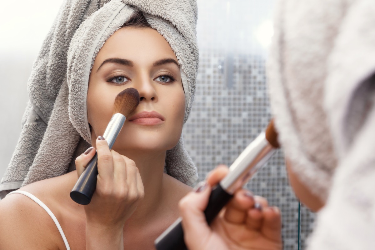 Come truccare il naso aquilino con il make-up correttivo