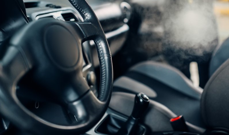 Come togliere l’odore di fumo della sigaretta nella macchina