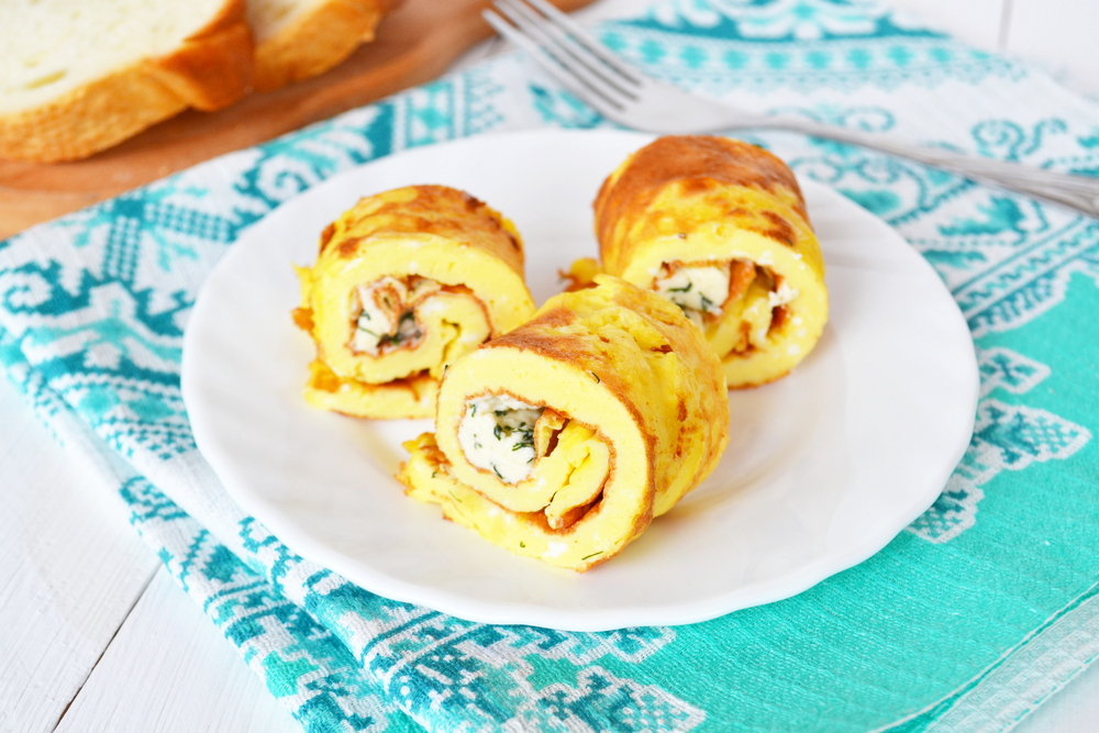 Rotolo di frittata farcito freddo: come farlo e 3 spunti golosi per condirlo