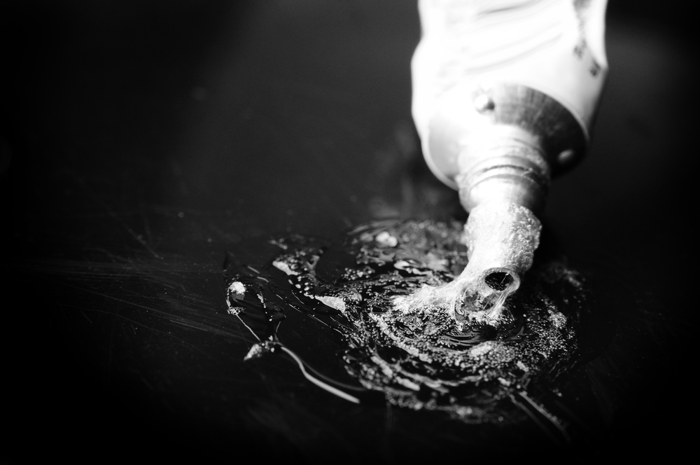 Come togliere la colla dai tessuti in modo efficace