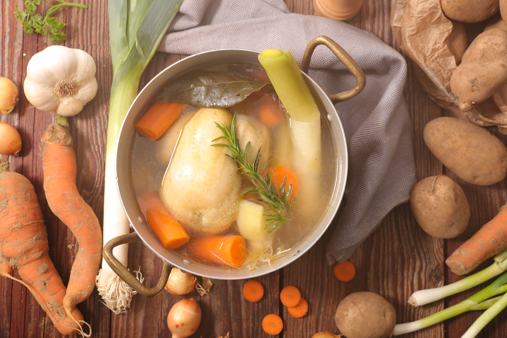 Come fare il brodo vegetale saporito: la ricetta semplice della nonna