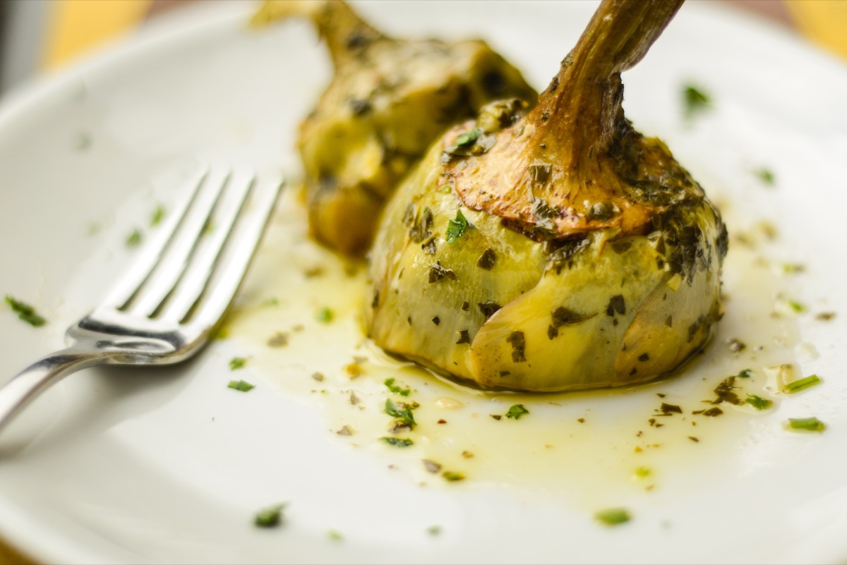 Come si cucinano i carciofi alla romana e le differenze con quelli alla giudia