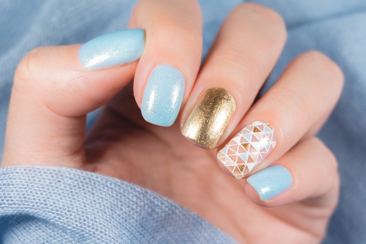 Decorazione unghie: le 10 nail art in colori chiari da provare