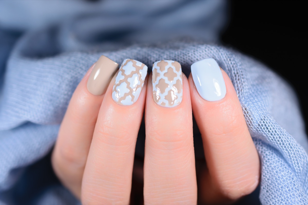 Nail-art-decorazioni-colori-chiari-5.jpg