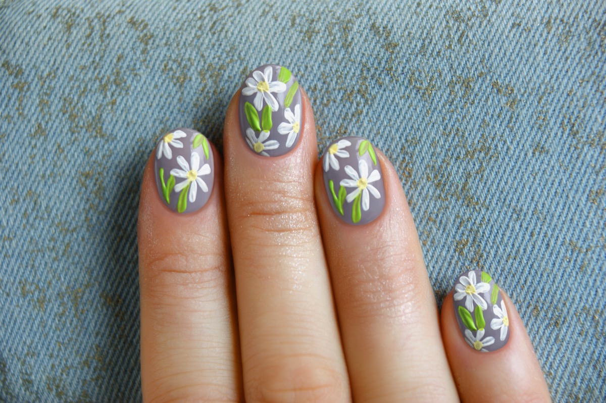 Nail-art-fiori-stilizzati-decorazioni-2.jpg