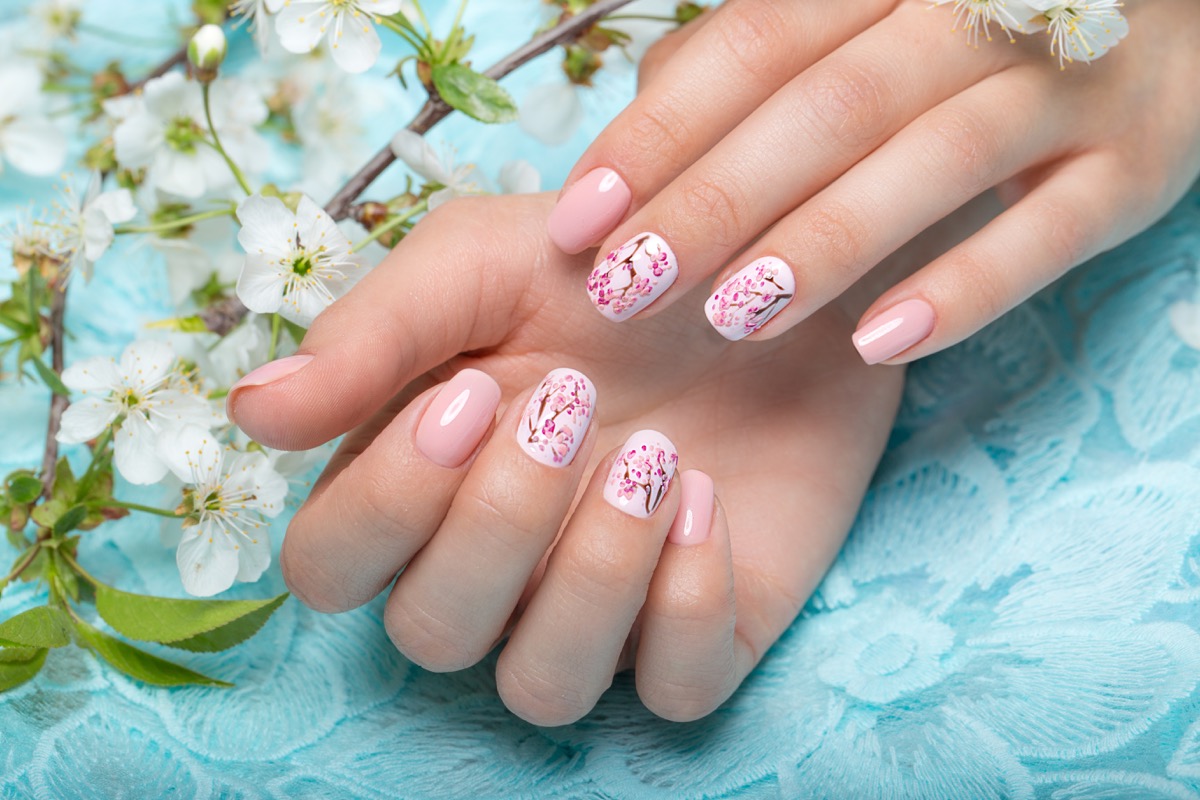 Nail-art-fiori-stilizzati-decorazioni-4.jpg