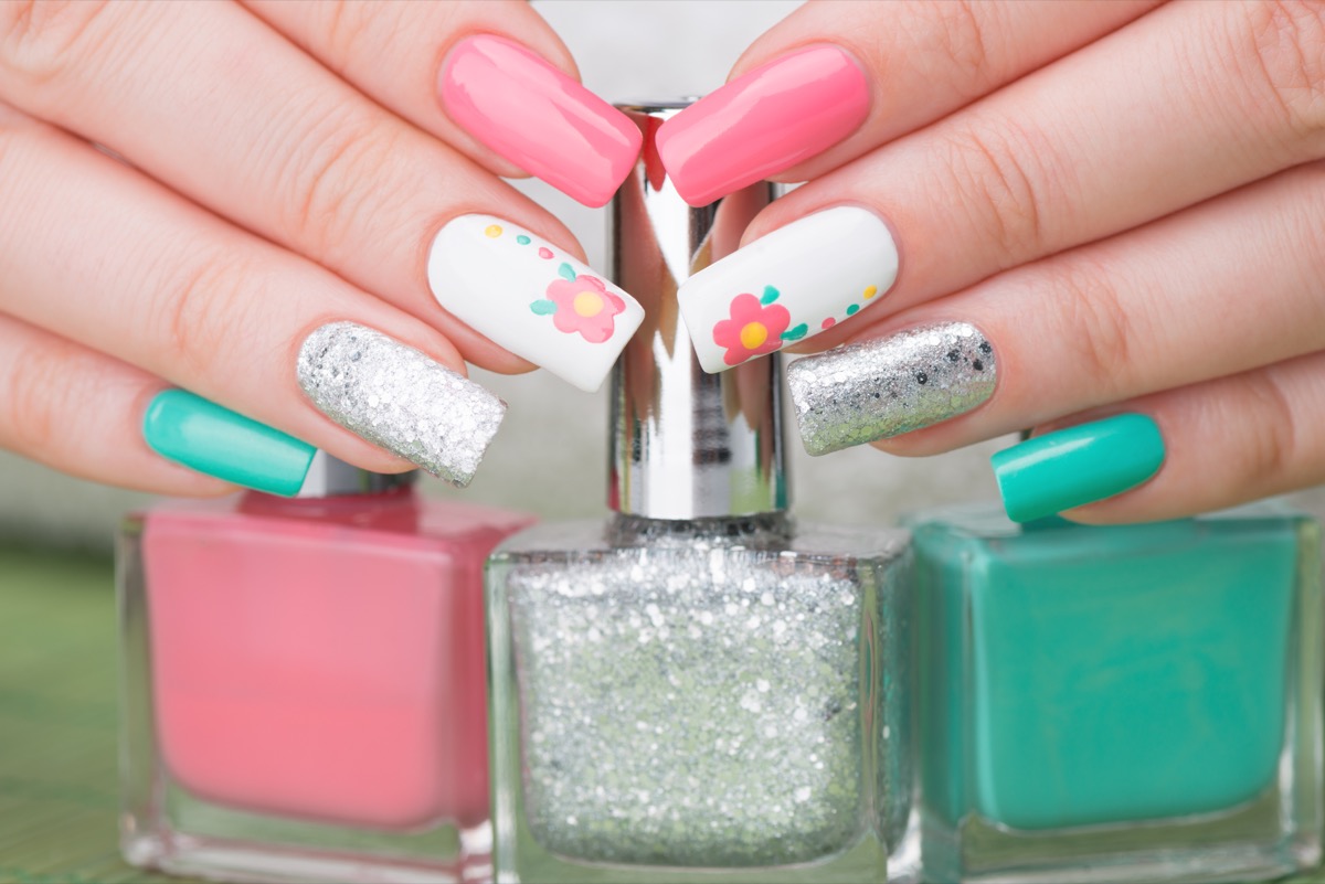 Nail-art-fiori-stilizzati-decorazioni-7.jpg