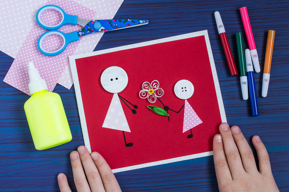 Biglietto per la festa della mamma: idee creative con carta e bottoni