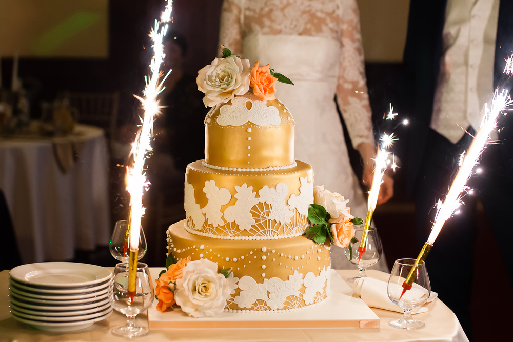 torta-nuziale-colore-oro-pasta-di-zucchero-1_0.jpg