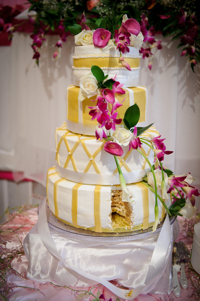 torta-nuziale-colore-oro-pasta-di-zucchero-2.jpg
