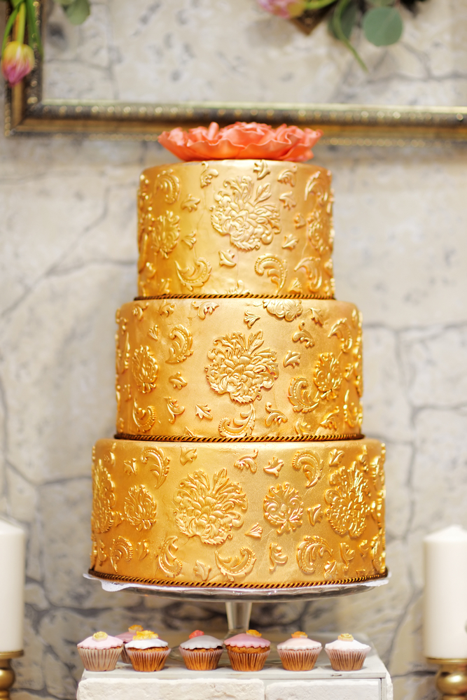 torta-nuziale-colore-oro-pasta-di-zucchero-4.jpg