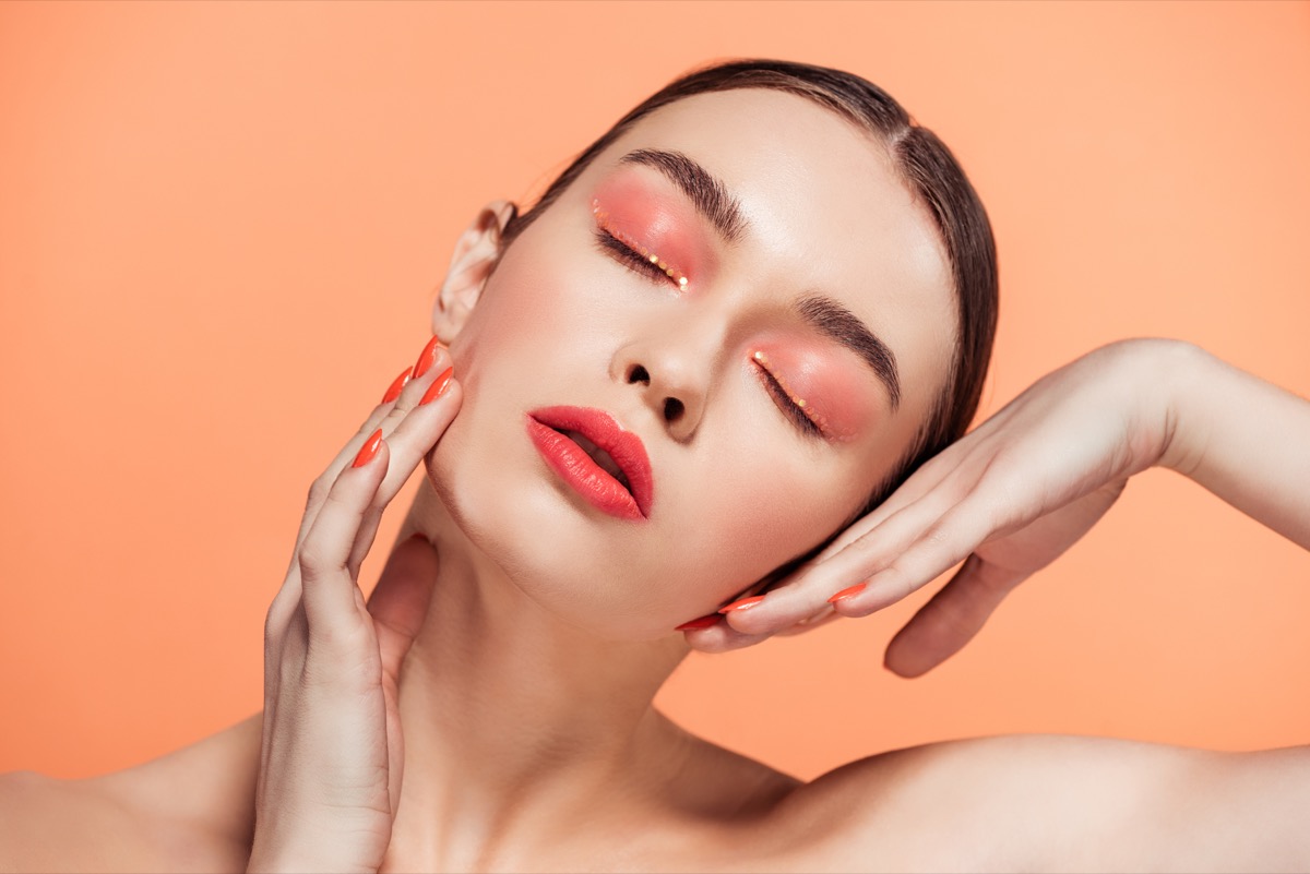 Trucco primavera 2019: come realizzare il make-up color pesca per il giorno