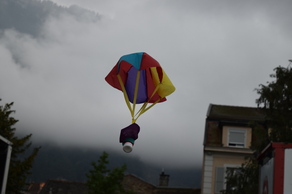 Come costruire un paracadute giocattolo di plastica