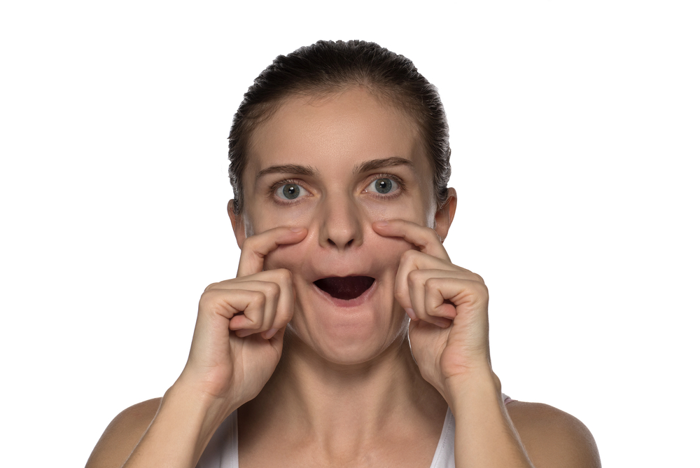 Yoga facciale: 6 esercizi per prevenire le rughe