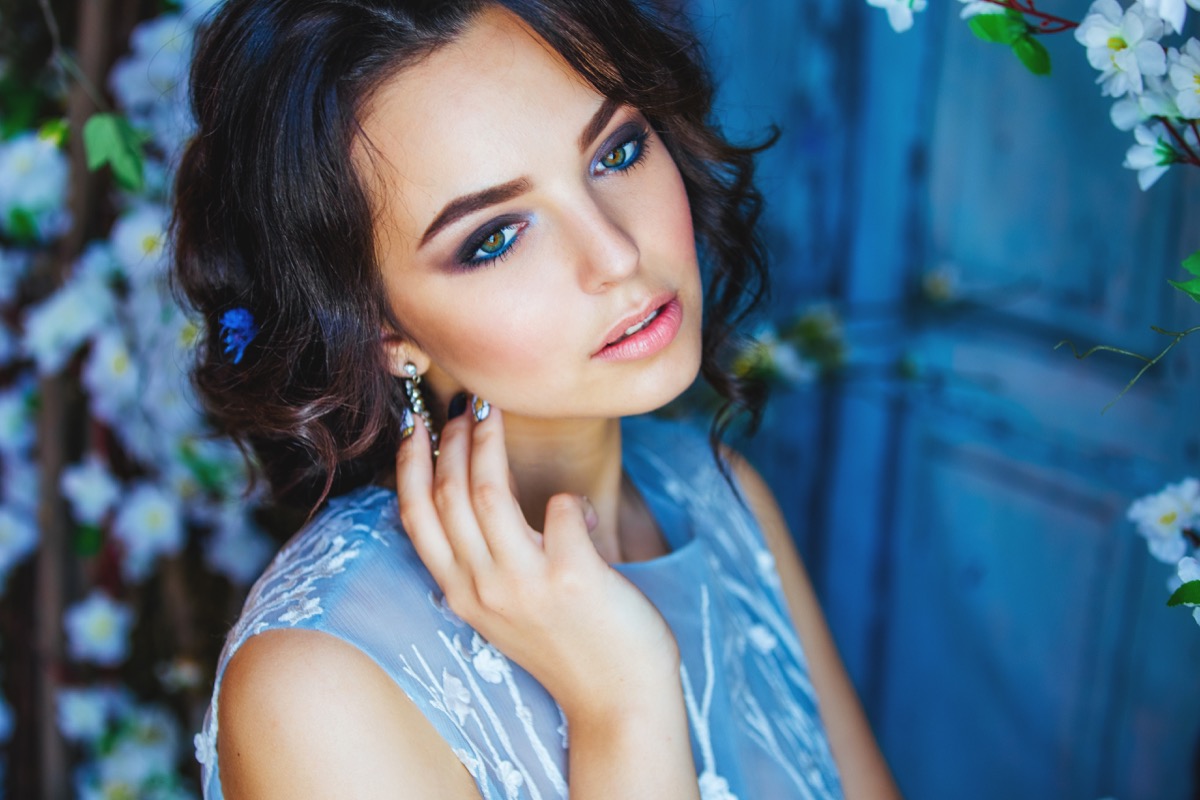 Trucco per cerimonia da abbinare all'abito blu: i colori del make-up per essere perfetta
