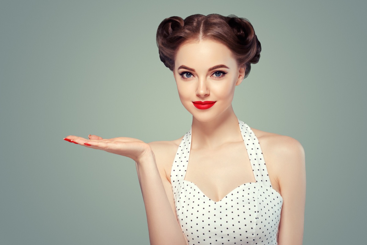 Acconciature da pin up anni 50: i 7 hairstyle più belli da copiare