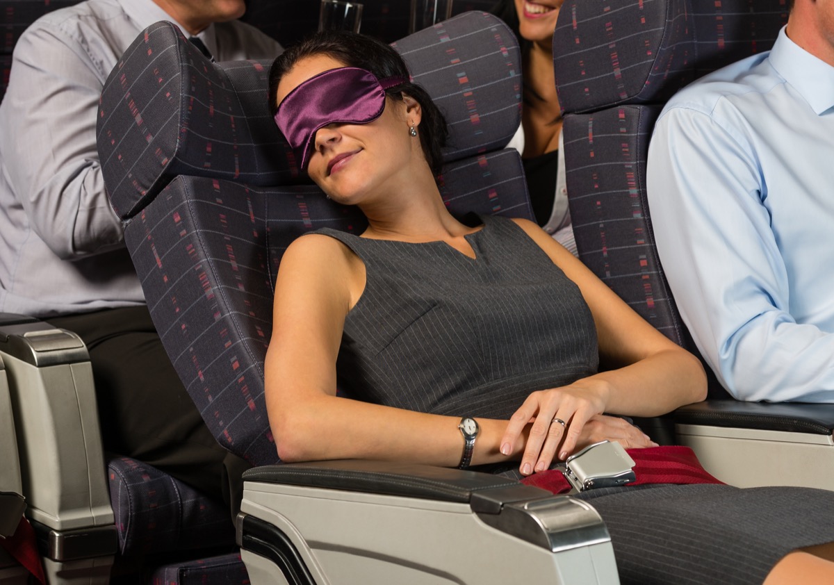 Rimedi naturali per dormire in aereo: i più efficaci da provare