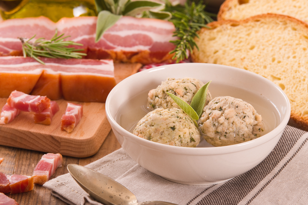 Cucina altoatesina: la ricetta dei canederli allo speck in brodo