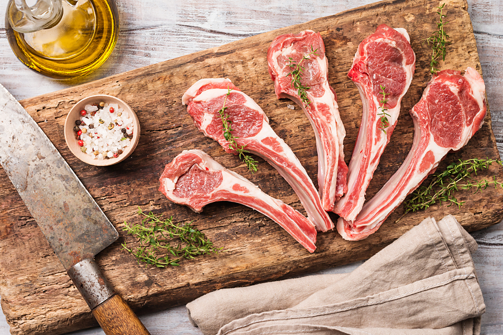Costatine d’agnello alla “saffrana”: la ricetta tipica con lo zafferano dell’Aquila