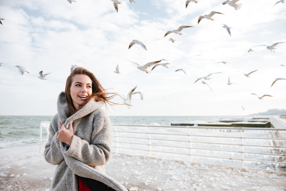 Vacanze al mare: 11 cose da portare in valigia se fa freddo