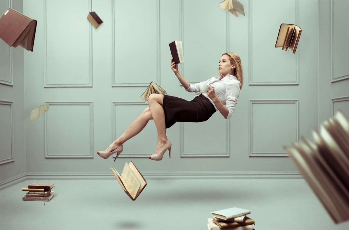Sognare una libreria che cade: cosa significa e come interpretare il sogno