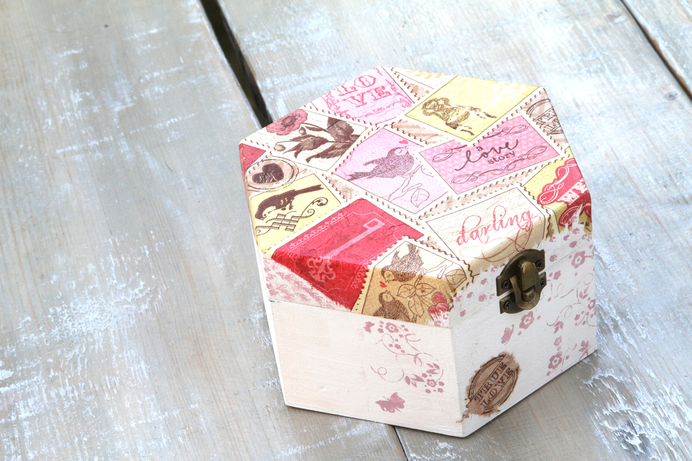 Come rivestire una scatola di legno con il decoupage: la tecnica e 5 idee creative