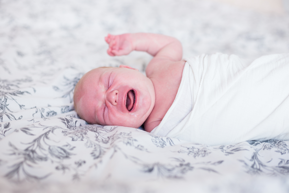 Perché i neonati si svegliano piangendo?