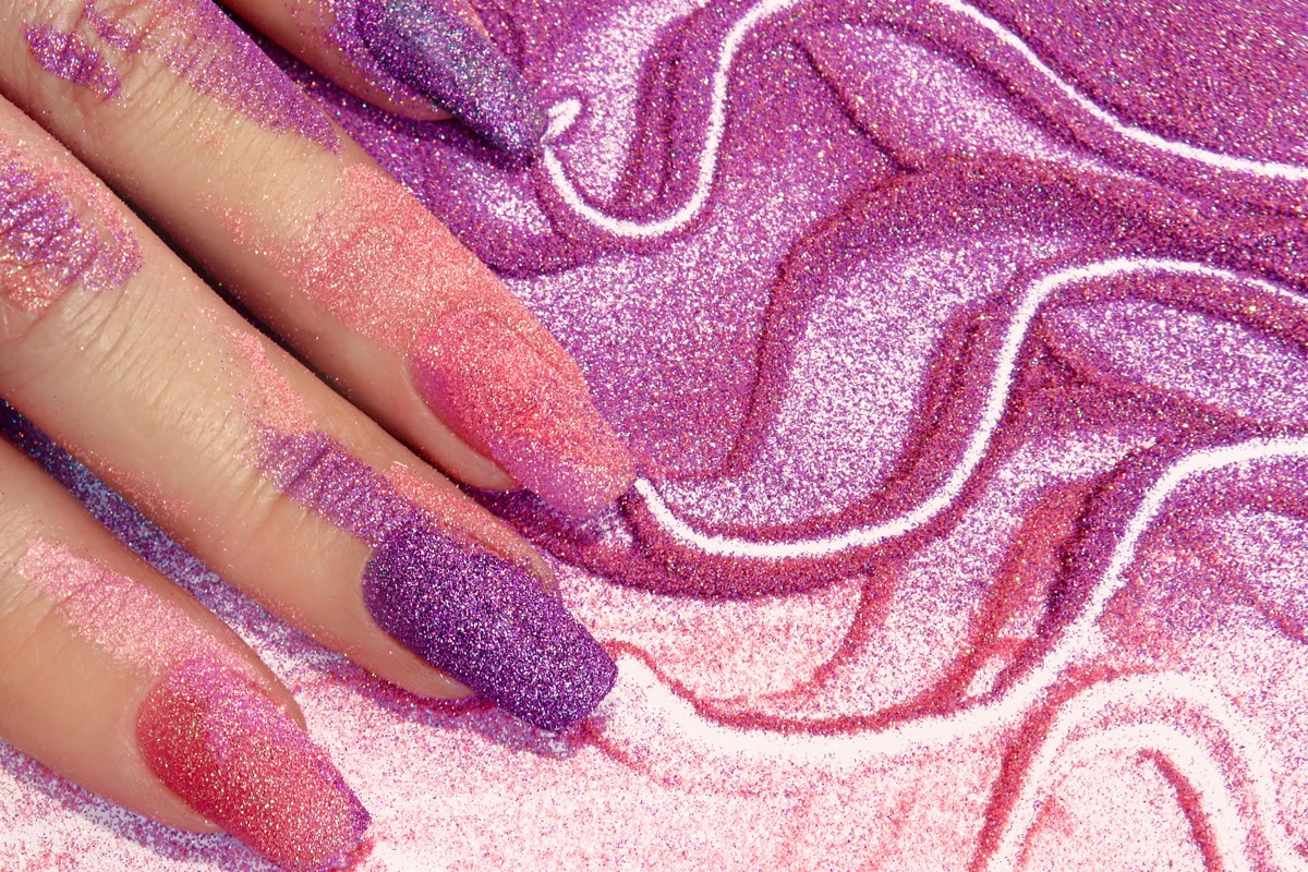 Come usare i glitter in polvere sulle unghie