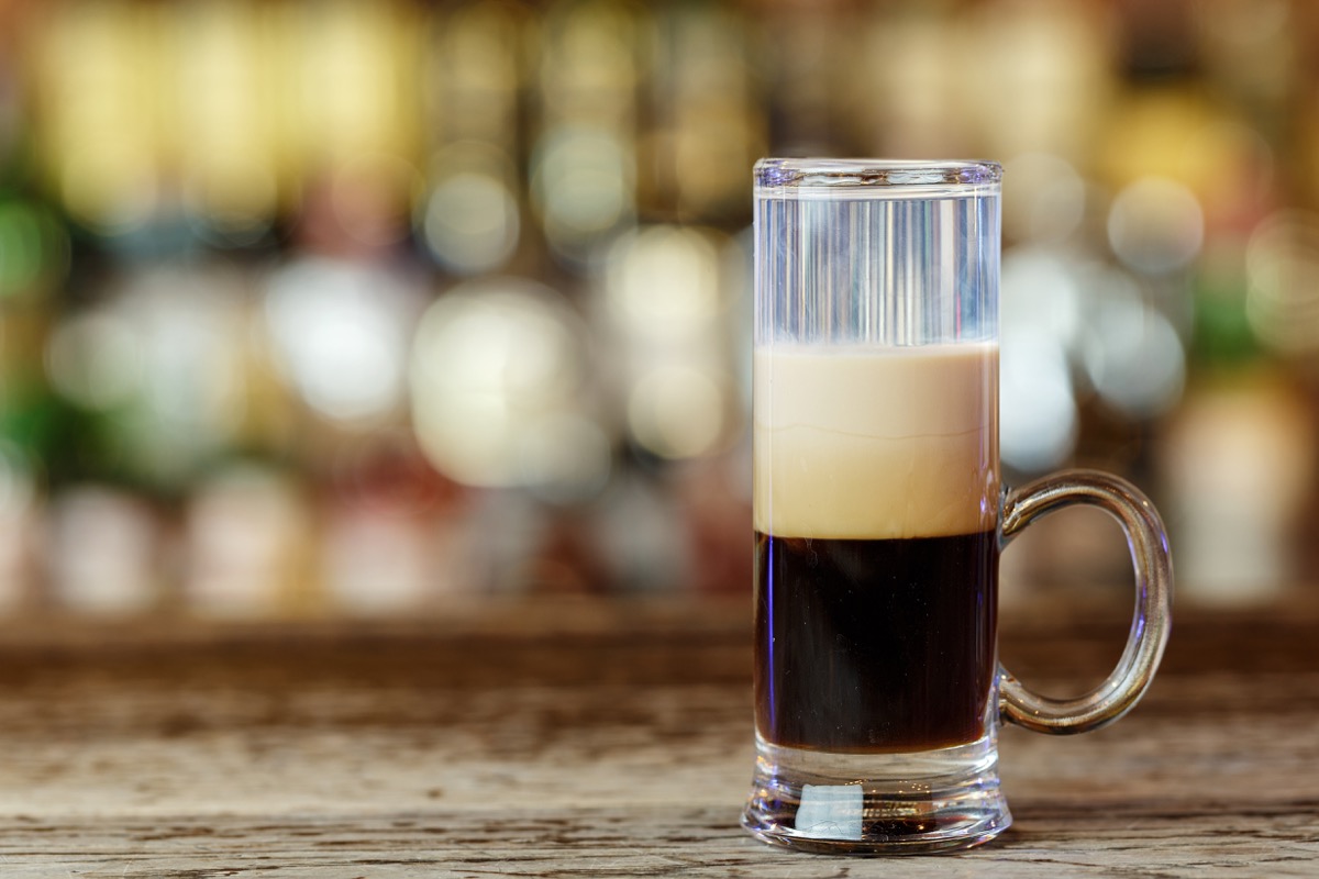 La ricetta del cocktail B 52, lo scenografico drink con le fiamme