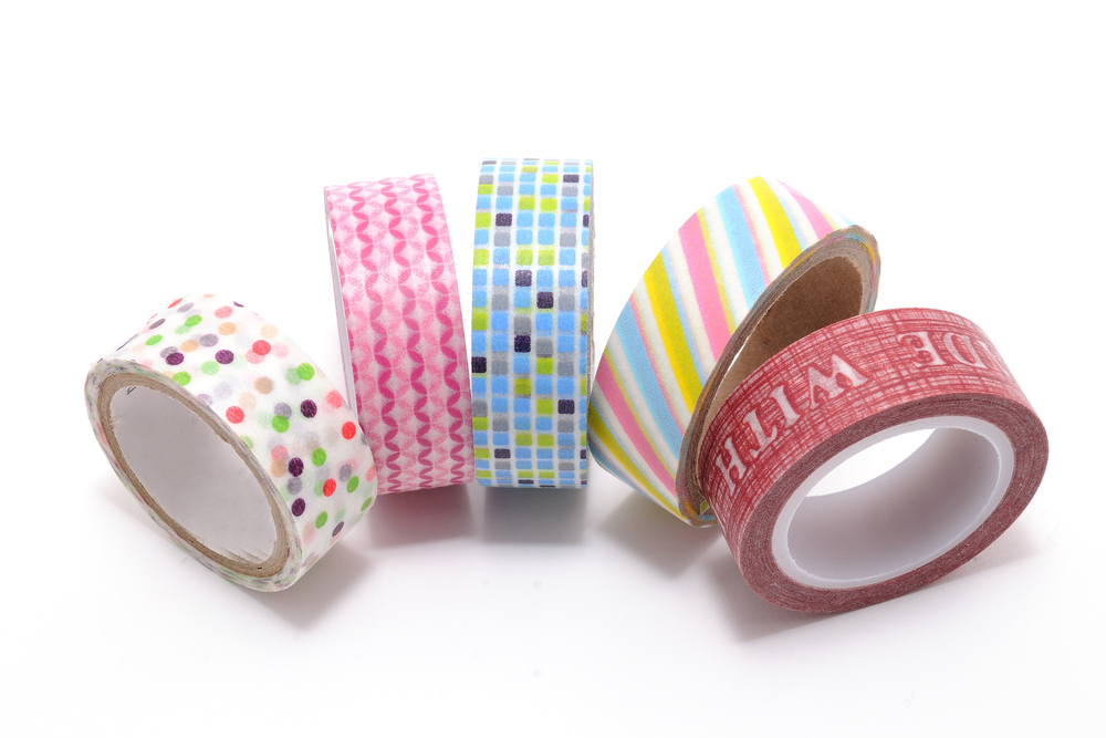 Bracciali fai da te con washi tape e colla a caldo per l’estate