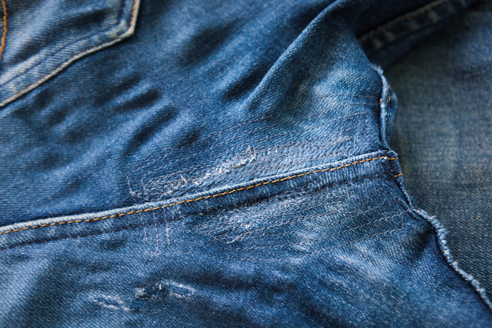 Come rammendare un buco nei jeans con la toppa fai da te