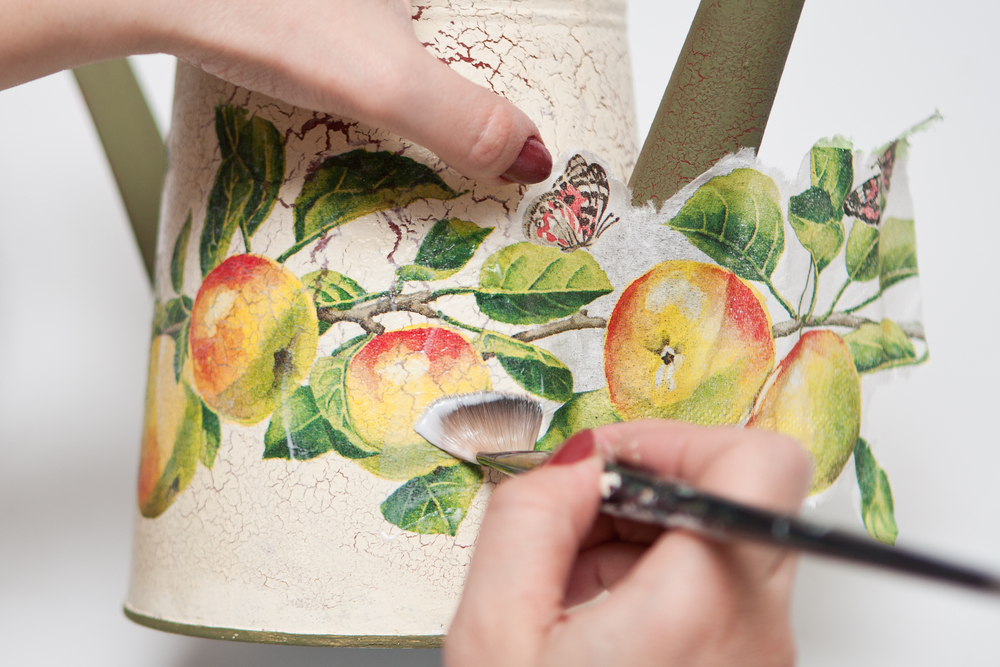 Decoupage: come si fa sugli oggetti rotondi e le superfici curve
