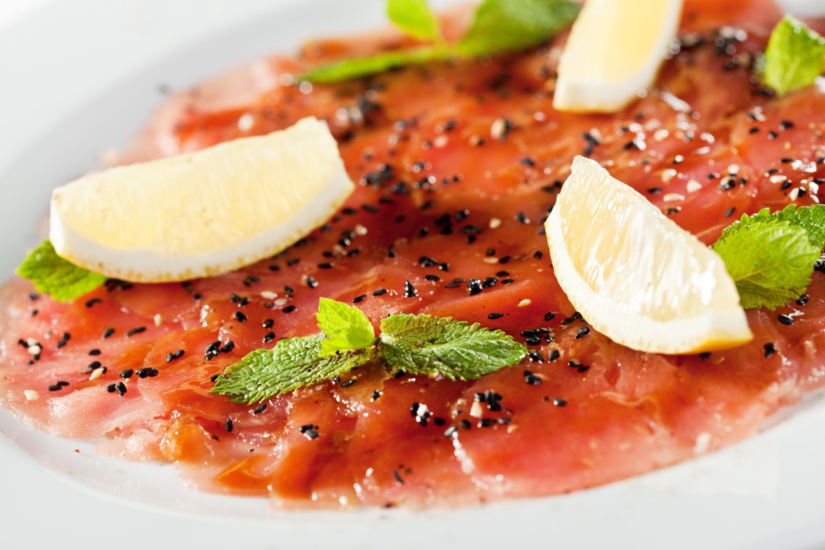 Carpaccio di tonno affumicato con agrumi: come si prepara