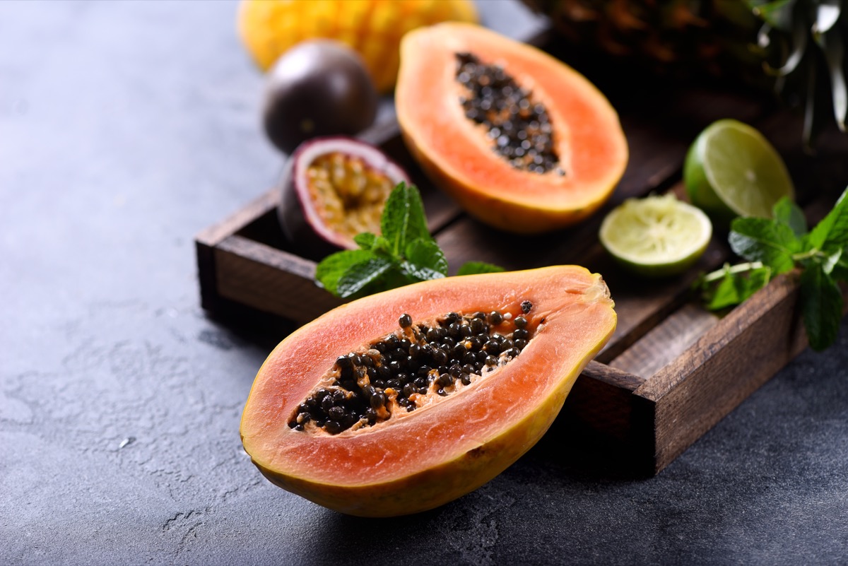 Come si sbuccia e pulisce la papaya con il video tutorial facile