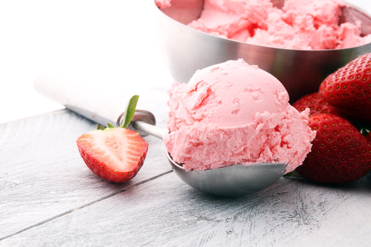 Macedonia di fragole con gelato: come si prepara