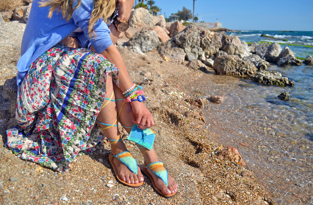 Come trasformare le infradito in sandali alla schiava per delle calzature trendy