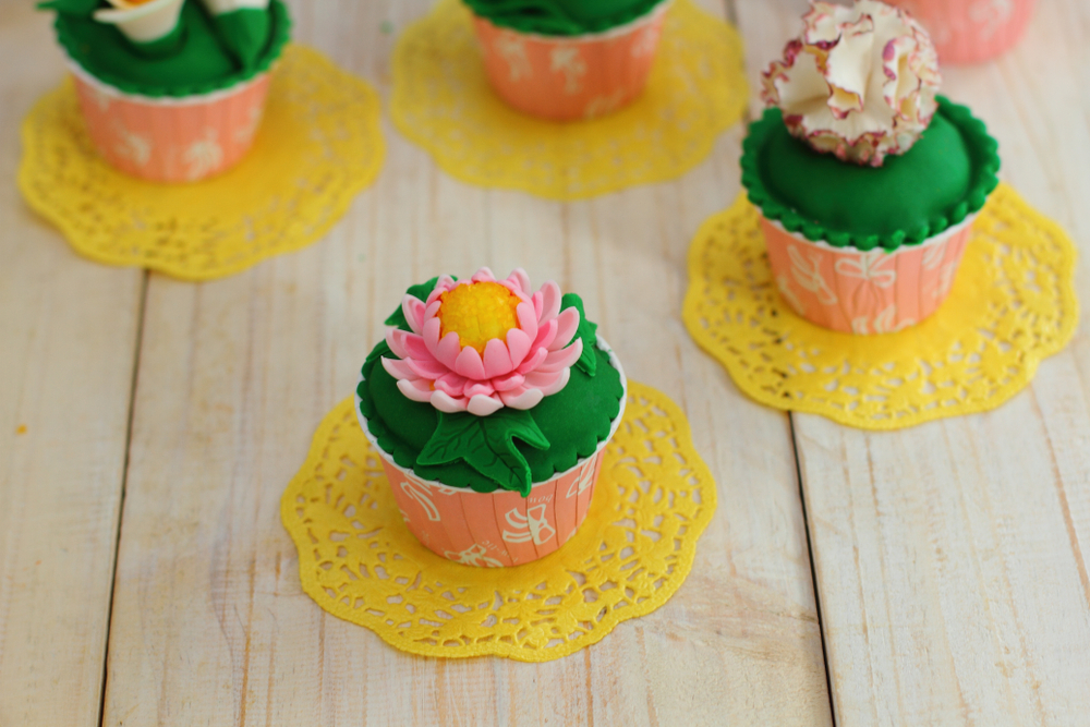 cupcake-decorati-fiori-pasta-di-zucchero-10-loto.jpg