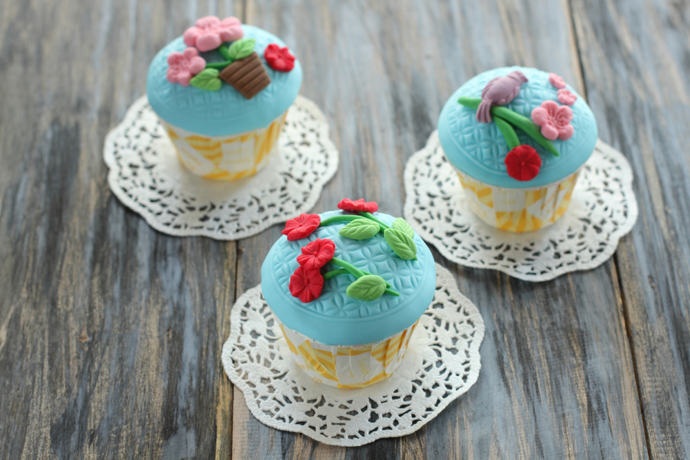 Cupcake decorati con i fiori in pasta di zucchero: 11 foto a cui ispirarsi