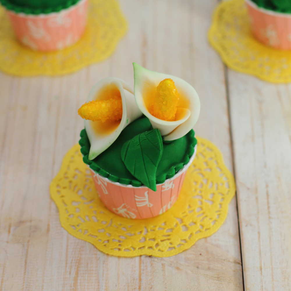 cupcake-decorati-fiori-pasta-di-zucchero-2-calle.jpg