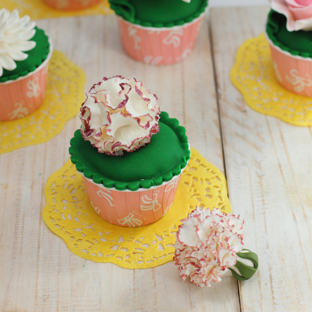 cupcake-decorati-fiori-pasta-di-zucchero-7-garofano.jpg