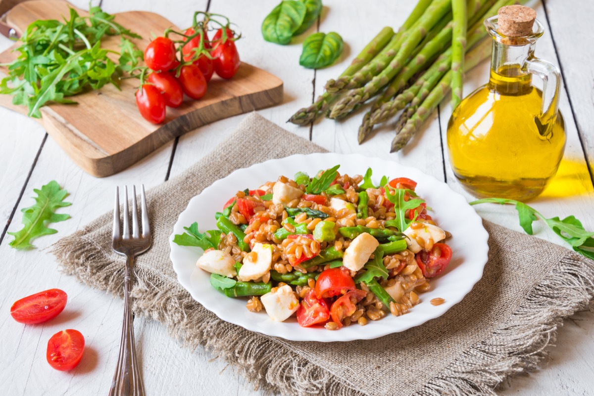 L'insalata di farro estiva con verdure con tutti i passaggi per prepararla
