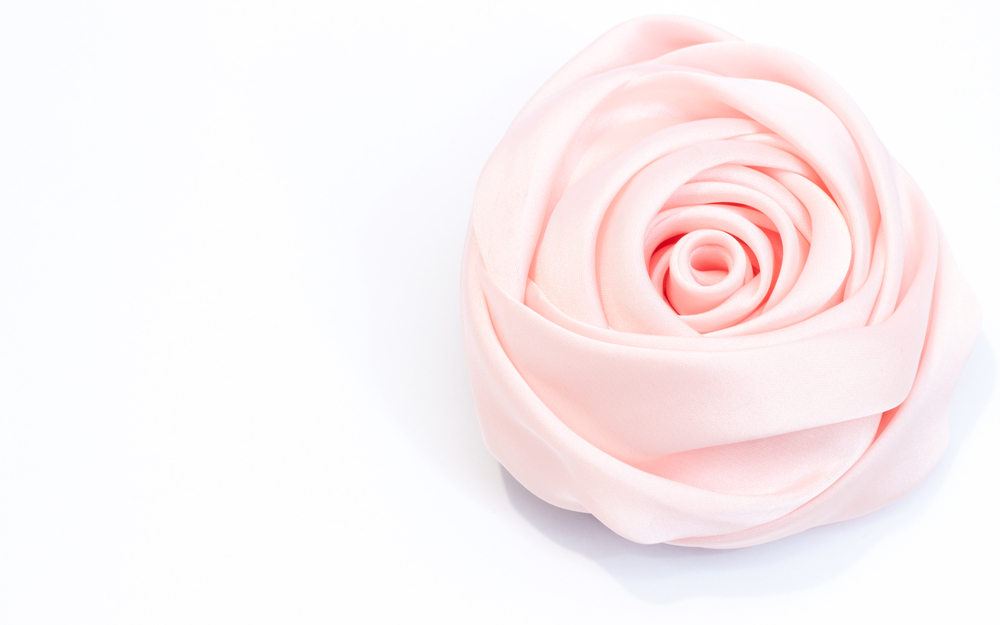 Rose di stoffa, il tutorial per boccioli di raso senza bisogno di cucire