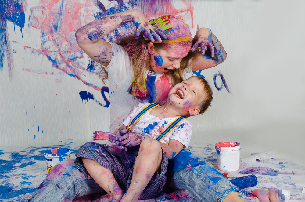 Come eliminare le macchie di tempera dai vestiti: i consigli