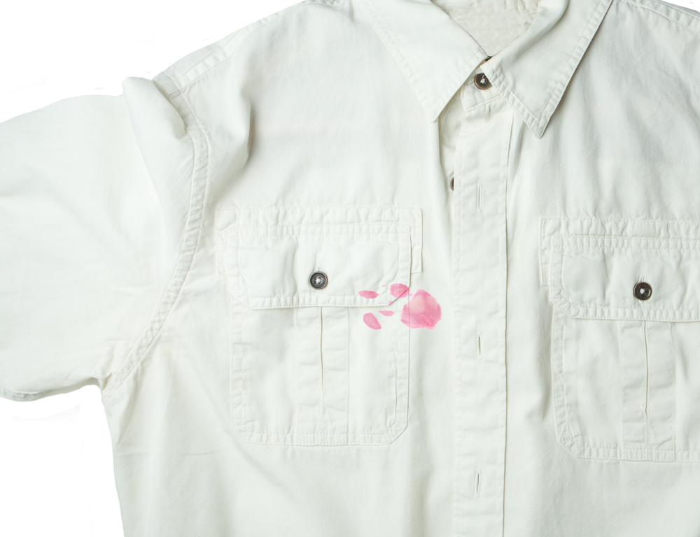 Come togliere le macchie di ciliegia dai vestiti